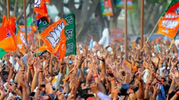 ব্যারিকেড ভেঙে এগোনোর চেষ্টা ব্যারিকেড ভেঙে এগোনোর চেষ্টা