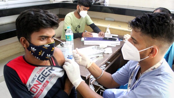 ডাবল ভ্যাকসিন থাকলেও মিলছে না স্বস্তি, সুরক্ষা ভেঙে সংক্রমণ ছড়াচ্ছে ওমিক্রন ডাবল ভ্যাকসিন থাকলেও মিলছে না স্বস্তি, সুরক্ষা ভেঙে সংক্রমণ ছড়াচ্ছে ওমিক্রন