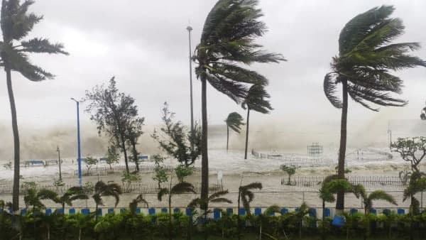 ঘূর্ণিঝড় ধেয়ে এলে পরিবর্তন হবে তাপমাত্রার