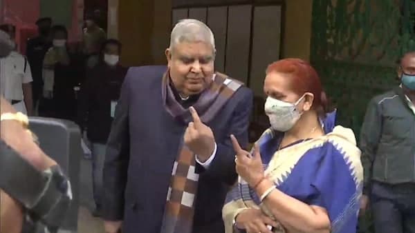 নিরাপত্তারক্ষী রেখেই ভোট দিলেন ক্ষুব্ধ রাজ্যপাল! নিরাপত্তারক্ষী রেখেই ভোট দিলেন ক্ষুব্ধ রাজ্যপাল!