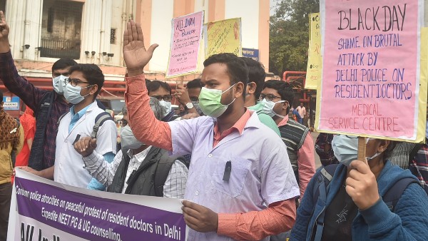 চিকিত্সকরা দিল্লি হাসপাতাল থেকে স্বাস্থ্য মন্ত্রকের দিকে মিছিল করেছেন, এখনও কেউ গ্রেপ্তার হয়নি চিকিত্সকরা দিল্লি হাসপাতাল থেকে স্বাস্থ্য মন্ত্রকের দিকে মিছিল করেছেন, এখনও কেউ গ্রেপ্তার হয়নি