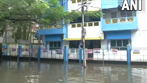 বৃষ্টিতে বিপর্যস্ত চেন্নাই
