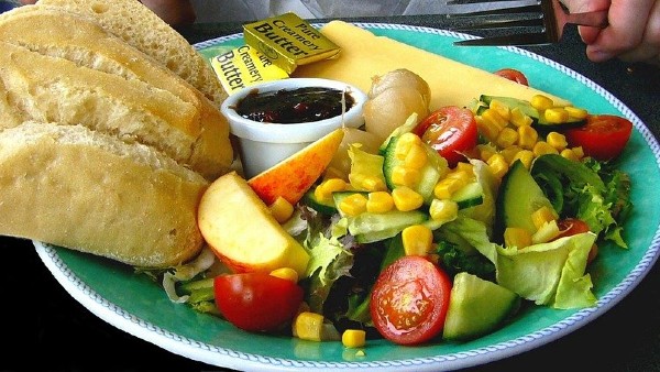 বিছানায় বসে খাওয়া অশুভ