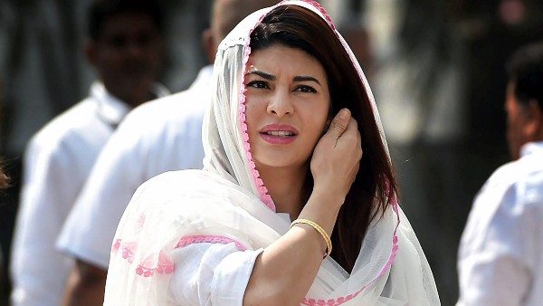 উপহার দিয়েছেন নোরা ফতেহিকেও