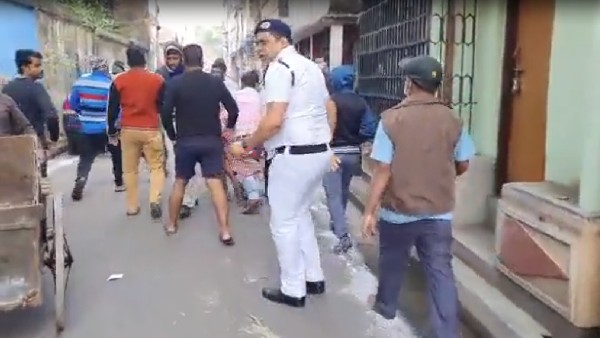 KMC election 2021: ৭ নং ওয়ার্ডে নির্দল প্রার্থীকে এজেন্ট হতে বাধা, ১০০ নং ওয়ার্ডে প্রার্থীর সঙ্গে বচসা KMC election 2021: ৭ নং ওয়ার্ডে নির্দল প্রার্থীকে এজেন্ট হতে বাধা, ১০০ নং ওয়ার্ডে প্রার্থীর সঙ্গে বচসা