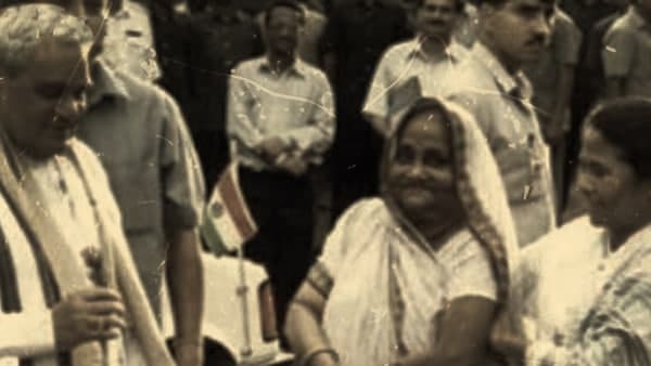 বাজপেয়ী ভাল, আডবাণী খারাপ