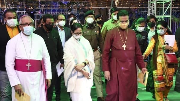 পুলিশ কমিশনারের প্রশংসা করে মমতা বললেন, রাজনৈতিক দূষণ চলছে পুলিশ কমিশনারের প্রশংসা করে মমতা বললেন, রাজনৈতিক দূষণ চলছে