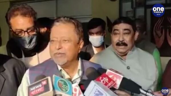 শান্তিনিকেতনে অনুব্রতকে পাশে নিয়ে 'বেফাঁস' মুকুল