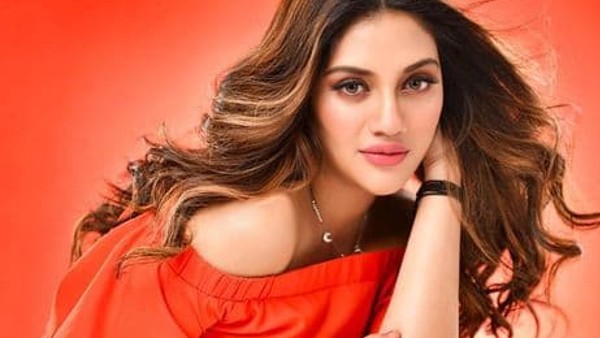 সোশ্যাল মিডিয়ায় অভিনেত্রী কী জানালেন