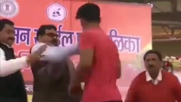 কুস্তিগীরকে সপাটে চড় বিজেপি সাংসদের, ভাইরাল হল ভিডিও কুস্তিগীরকে সপাটে চড় বিজেপি সাংসদের, ভাইরাল হল ভিডিও