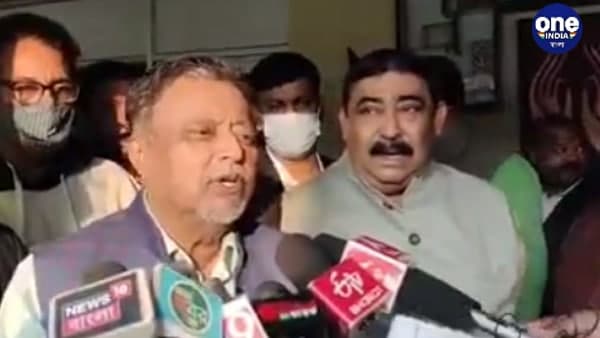 চোখে মুখে অস্বস্তি!