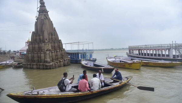 মন্দির হেলে পড়ার নেপথ্য আখ্যান বেশ মজার