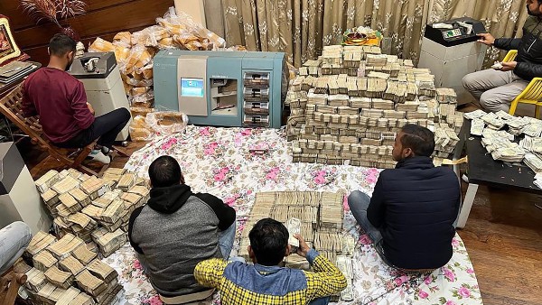 টাকা গুনতে আনতে হল মেশিন!