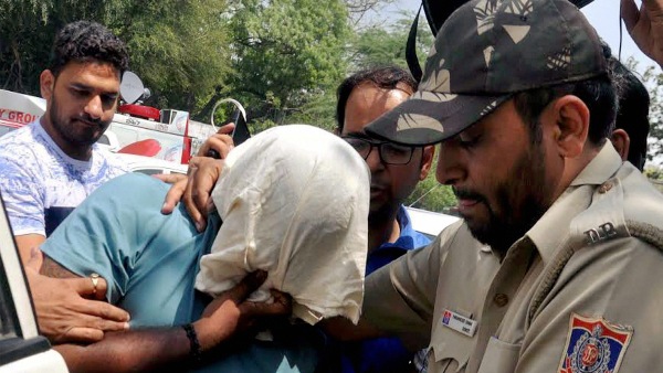 জ্যাকলিনের বোনকে টাকা পাঠায় সুকেশ