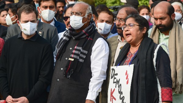 মোদীকে নিশানা রাহুলে