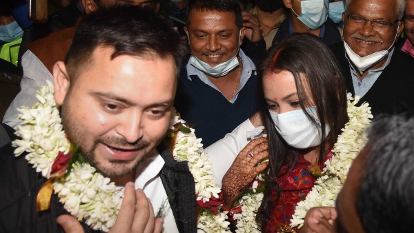 কেন জাঁক–জমক ছাড়া বিয়ে করলেন তেজস্বী
