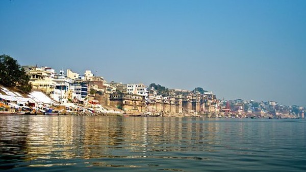 ১৮৬০-এর দশকের তোলা ছবিতে মন্দিরটি সোজা ছিল