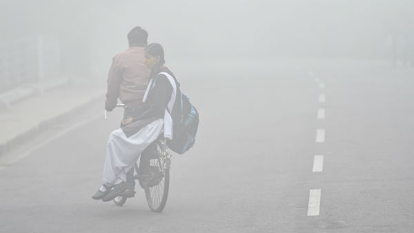 কনকনে ঠান্ডায় কাঁপছে দিল্লি