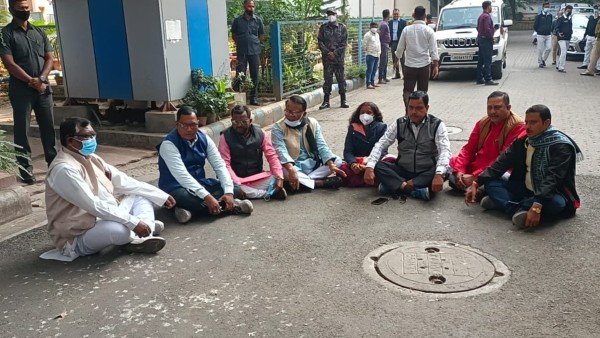 এমএলএ হস্টেলে আটক ৮ বিধায়ক