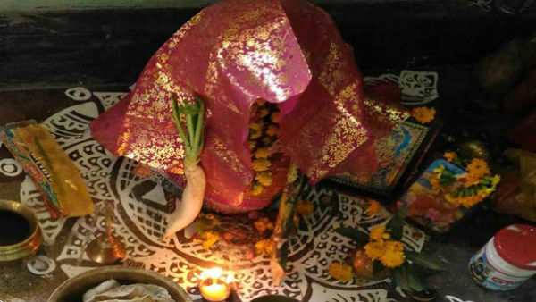 দেবতাকে মিষ্টি নিবেদন করুন