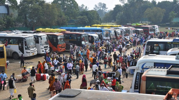 Gangasarar mela 2022: মাস্ক নেই মুখে, কোভিড বিধি উড়িয়ে দলে দলে ঘরে ফিরছেন পুন্যার্থীরা Gangasarar mela 2022: মাস্ক নেই মুখে, কোভিড বিধি উড়িয়ে দলে দলে ঘরে ফিরছেন পুন্যার্থীরা