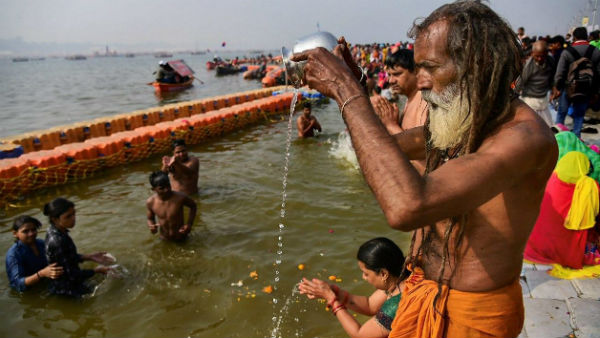 ভগবান সূর্য দেবকে জল দিন