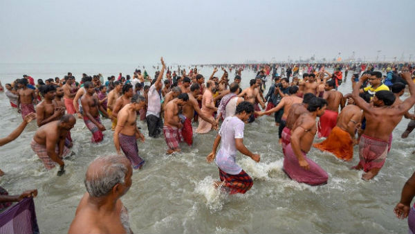 জলাশয়ে স্নান করা