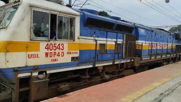 অ-নামী স্টেশনকে যে নামে চেনেন যাত্রীরা