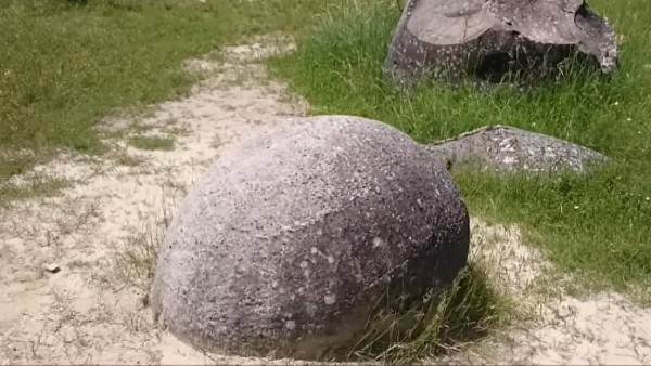 মানুষের মতো আকারও হয় পাথরটির
