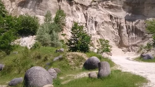 ট্রোভান্ট বা জীবন্ত পাথরের ইতিবৃত্ত