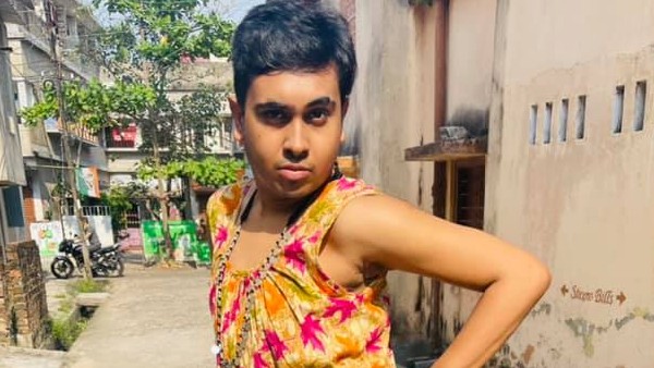 নাইটি পরে প্লেনে উঠলেন তিনি