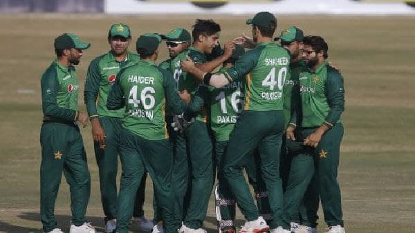 পাকিস্তানের পেসার মহম্মদ হাসনাইন আপাতত আন্তর্জাতিক ক্রিকেটে বোলিং করতে পারবেন না। তাঁর অবৈধ বোলিং অ্যাকশনের জন্যই এই নিষেধাজ্ঞা জারি হয়েছে। গত মাসে বিগ ব্যাশে তাঁর সন্দেহজনক বোলিং অ্যাকশন নিয়ে প্রশ্ন উঠেছিল, আপত্তি জানান আম্পায়াররা। তারপরই দেশে ফিরে পাকিস্তান সুপার লিগে অংশ নেন হাসনাইন। কোয়েট্টা গ্ল্যাডিয়েটরসের হয়ে তিনটি ম্যাচ খেললেও গতকালের ম্যাচে তাঁকে বসিয়ে দেওয়া হয়। সিডনি থান্ডারের হয়ে এবারের বিগ ব্যাশে তিনি পাঁচটি ম্যাচ খেলেছিলেন। গত মাসে আইসিসি অনুমোদিত লাহোর ইউনিভার্সিটি অব ম্যানেজমেন্ট সায়ান্সেজের বায়োমেকানিক্স ল্যাবরেটরিতে তাঁর বোলিং অ্যাকশন পরীক্ষা করা হয়। সেই রিপোর্টের ভিত্তিতেই আপাতত হাসনাইনের আন্তর্জাতিক ক্রিকেটে বোলিংয়ে নিষেধাজ্ঞা জারি হয়েছে। পাকিস্তান ক্রিকেট বোর্ডের তরফে জানানো হয়েছে, পিসিবি ক্রিকেট অস্ট্রেলিয়ার কাছ থেকে হাসনাইনের অ্যাসেসমেন্ট টেস্টের রিপোর্ট পেয়েছে। গুড লেংথ ও ফুল লেংথ ডেলিভারি, স্লো বাউন্সার ও বাউন্সারের ক্ষেত্রে হাসনাইনের বোলিং অ্যাকশন কনুইয়ের বিস্তৃতি সংক্রান্ত যে ১৫ ডিগ্রির সীমারেখা রয়েছে তা বেশিরভাগ ক্ষেত্রেই অতিক্রম করছে। পাকিস্তান ক্রিকেট বোর্ডের তরফে আরও জানানো হয়েছে, ২১ বছরের এই পেসারের বোলিং অ্যাকশনের ত্রুটি মিটিয়ে ফেলা সম্ভব হবে বলে আশ্বস্ত করেছেন বোলিং বিশেষজ্ঞরা। হাসনাইনের জন্য একজন বোলিং পরামর্শদাতা নিয়োগেরও সিদ্ধান্ত নিয়েছে পিসিবি। যাতে দ্রুত নিজের বোলিং অ্যাকশনের ত্রুটি মিটিয়ে ফের পরীক্ষা দেওয়ার জন্য প্রস্তুত হতে পারেন হাসনাইন। বিগ ব্যাশে বোলিং অ্যাকশন নিয়ে প্রশ্ন ওঠার পর সেখানেই তিনি বোলিং অ্যাকশনের পরীক্ষা দিতে পারতেন। কিন্তু পিএসএল খেলবেন বলে দেশে ফিরে গিয়ে পরীক্ষা দেন। আইসিসি-র নিয়ম অনুযায়ী, অবৈধ বোলিং অ্যাকশনের জন্য আন্তর্জাতিক ক্রিকেটে বোলিংয়ে নিষেধাজ্ঞা জারি হলেও ঘরোয়া ক্রিকেটে বোলিং করতে পারবেন হাসনাইন। কিন্তু পিএসএলের গতকালের ম্যাচে হাসনাইনকে বসিয়ে দেওয়া হয়। পিসিবি বিবৃতিতে জানিয়েছে, হাসনাইন পাকিস্তানের একজন সম্পদ এবং খুব কম বোলারের মধ্যে একজন যিনি টানা ঘণ্টায় ১৪৫ কিলোমিটার বেগে বল করতে পারেন। কিন্তু তাঁর ভবিষ্যতের কথা চিন্তা করেই পাকিস্তান ক্রিকেটের স্বার্থে হাসনাইনকে পিএসএল টেকনিক্যাল কমিটির সুপারিশ অনুযায়ী পিএসএলে আপাতত খেলতে দেওয়া হবে না। যাতে তিনি বোলিং পরামর্শদাতার কাছে প্রশিক্ষণ চালিয়ে নিজের বোলিং অ্যাকশনের ত্রুটি দূর করে আন্তর্জাতিক ক্রিকেটে দ্রুত প্রত্যাবর্তন করতে পারেন। ২০১৬ সালে বোলিং অ্যাকশন সন্দেহজনক থাকায় মহম্মদ হাফিজকেও পিএসএলে বোলিং করতে দেয়নি পিসিবি। টি ২০ আন্তর্জাতিকে হাসনাইনের হ্যাটট্রিকও রয়েছে। এবারের পিএসএলে তিনি তিনটি উইকেট নেন। বিগ ব্যাশে সাকিব মাহমুদের পরিবর্ত হিসেবে খেলতে নেমে অ্যাডিলেড স্ট্রাইকারসের বিরুদ্ধে হাসনাইন ২৮ রানে ৩ উইকেট নেন। পাকিস্তানের ৮টি একদিনের আন্তর্জাতিক ও ১৮টি টি ২০ আন্তর্জাতিকে হাসনাইনের যথাক্রমে ১২ ও ১৭টি উইকেট রয়েছে। পাকিস্তানের পেসার মহম্মদ হাসনাইন আপাতত আন্তর্জাতিক ক্রিকেটে বোলিং করতে পারবেন না। তাঁর অবৈধ বোলিং অ্যাকশনের জন্যই এই নিষেধাজ্ঞা জারি হয়েছে। গত মাসে বিগ ব্যাশে তাঁর সন্দেহজনক বোলিং অ্যাকশন নিয়ে প্রশ্ন উঠেছিল, আপত্তি জানান আম্পায়াররা। তারপরই দেশে ফিরে পাকিস্তান সুপার লিগে অংশ নেন হাসনাইন। কোয়েট্টা গ্ল্যাডিয়েটরসের হয়ে তিনটি ম্যাচ খেললেও গতকালের ম্যাচে তাঁকে বসিয়ে দেওয়া হয়। সিডনি থান্ডারের হয়ে এবারের বিগ ব্যাশে তিনি পাঁচটি ম্যাচ খেলেছিলেন। গত মাসে আইসিসি অনুমোদিত লাহোর ইউনিভার্সিটি অব ম্যানেজমেন্ট সায়ান্সেজের বায়োমেকানিক্স ল্যাবরেটরিতে তাঁর বোলিং অ্যাকশন পরীক্ষা করা হয়। সেই রিপোর্টের ভিত্তিতেই আপাতত হাসনাইনের আন্তর্জাতিক ক্রিকেটে বোলিংয়ে নিষেধাজ্ঞা জারি হয়েছে। পাকিস্তান ক্রিকেট বোর্ডের তরফে জানানো হয়েছে, পিসিবি ক্রিকেট অস্ট্রেলিয়ার কাছ থেকে হাসনাইনের অ্যাসেসমেন্ট টেস্টের রিপোর্ট পেয়েছে। গুড লেংথ ও ফুল লেংথ ডেলিভারি, স্লো বাউন্সার ও বাউন্সারের ক্ষেত্রে হাসনাইনের বোলিং অ্যাকশন কনুইয়ের বিস্তৃতি সংক্রান্ত যে ১৫ ডিগ্রির সীমারেখা রয়েছে তা বেশিরভাগ ক্ষেত্রেই অতিক্রম করছে। পাকিস্তান ক্রিকেট বোর্ডের তরফে আরও জানানো হয়েছে, ২১ বছরের এই পেসারের বোলিং অ্যাকশনের ত্রুটি মিটিয়ে ফেলা সম্ভব হবে বলে আশ্বস্ত করেছেন বোলিং বিশেষজ্ঞরা। হাসনাইনের জন্য একজন বোলিং পরামর্শদাতা নিয়োগেরও সিদ্ধান্ত নিয়েছে পিসিবি। যাতে দ্রুত নিজের বোলিং অ্যাকশনের ত্রুটি মিটিয়ে ফের পরীক্ষা দেওয়ার জন্য প্রস্তুত হতে পারেন হাসনাইন। বিগ ব্যাশে বোলিং অ্যাকশন নিয়ে প্রশ্ন ওঠার পর সেখানেই তিনি বোলিং অ্যাকশনের পরীক্ষা দিতে পারতেন। কিন্তু পিএসএল খেলবেন বলে দেশে ফিরে গিয়ে পরীক্ষা দেন। আইসিসি-র নিয়ম অনুযায়ী, অবৈধ বোলিং অ্যাকশনের জন্য আন্তর্জাতিক ক্রিকেটে বোলিংয়ে নিষেধাজ্ঞা জারি হলেও ঘরোয়া ক্রিকেটে বোলিং করতে পারবেন হাসনাইন। কিন্তু পিএসএলের গতকালের ম্যাচে হাসনাইনকে বসিয়ে দেওয়া হয়। পিসিবি বিবৃতিতে জানিয়েছে, হাসনাইন পাকিস্তানের একজন সম্পদ এবং খুব কম বোলারের মধ্যে একজন যিনি টানা ঘণ্টায় ১৪৫ কিলোমিটার বেগে বল করতে পারেন। কিন্তু তাঁর ভবিষ্যতের কথা চিন্তা করেই পাকিস্তান ক্রিকেটের স্বার্থে হাসনাইনকে পিএসএল টেকনিক্যাল কমিটির সুপারিশ অনুযায়ী পিএসএলে আপাতত খেলতে দেওয়া হবে না। যাতে তিনি বোলিং পরামর্শদাতার কাছে প্রশিক্ষণ চালিয়ে নিজের বোলিং অ্যাকশনের ত্রুটি দূর করে আন্তর্জাতিক ক্রিকেটে দ্রুত প্রত্যাবর্তন করতে পারেন। ২০১৬ সালে বোলিং অ্যাকশন সন্দেহজনক থাকায় মহম্মদ হাফিজকেও পিএসএলে বোলিং করতে দেয়নি পিসিবি। টি ২০ আন্তর্জাতিকে হাসনাইনের হ্যাটট্রিকও রয়েছে। এবারের পিএসএলে তিনি তিনটি উইকেট নেন। বিগ ব্যাশে সাকিব মাহমুদের পরিবর্ত হিসেবে খেলতে নেমে অ্যাডিলেড স্ট্রাইকারসের বিরুদ্ধে হাসনাইন ২৮ রানে ৩ উইকেট নেন। পাকিস্তানের ৮টি একদিনের আন্তর্জাতিক ও ১৮টি টি ২০ আন্তর্জাতিকে হাসনাইনের যথাক্রমে ১২ ও ১৭টি উইকেট রয়েছে।