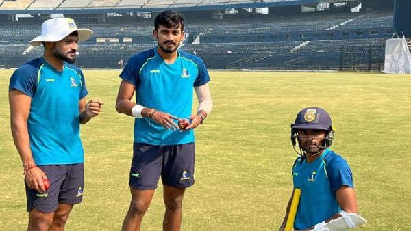 ঈশান-মুকেশের দাপটে বরোদার বিরুদ্ধে চালকের আসনে বাংলা ঈশান-মুকেশের দাপটে বরোদার বিরুদ্ধে চালকের আসনে বাংলা
