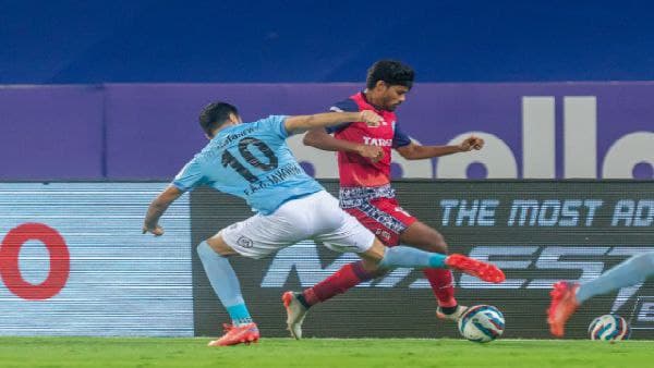 রুদ্ধশ্বাস ম্যাচে মুম্বই সিটিকে হারিয়ে তিনে জামশেদপুর রুদ্ধশ্বাস ম্যাচে মুম্বই সিটিকে হারিয়ে তিনে জামশেদপুর