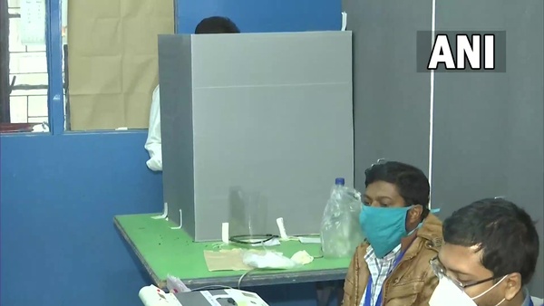 একই ব্যক্তির দুই নাম, বাবার নাম জানে না ভোটার