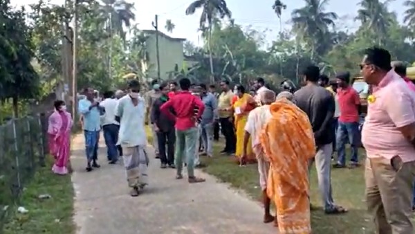 বারাসতে ইভিএম ভাঙলেন প্রার্থী