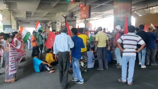 দ্বিতীয় দিনও বনধের প্রভাব বেশি পড়ল ব্যাঙ্ক পরিষেবায় দ্বিতীয় দিনও বনধের প্রভাব বেশি পড়ল ব্যাঙ্ক পরিষেবায়