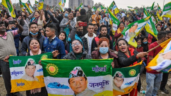 পৃথক রাজ্যের দাবি থেকে সরল মোর্চা, পাহাড়ের ‘সমীকরণ’ বদলাচ্ছে মমতার জমানায় পৃথক রাজ্যের দাবি থেকে সরল মোর্চা, পাহাড়ের ‘সমীকরণ’ বদলাচ্ছে মমতার জমানায়