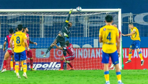 ISL: বাজারে ছাড়ার কিছু ঘণ্টার মধ্যে বিক্রি হয়ে গেল আইএসএল ফাইনালের সব টিকিট ISL: বাজারে ছাড়ার কিছু ঘণ্টার মধ্যে বিক্রি হয়ে গেল আইএসএল ফাইনালের সব টিকিট