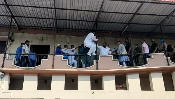 মন্ত্রীর উপস্থিতিতেই দ্বন্দ্ব