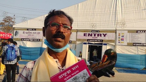 গান গেয়ে সাহিত্যের মর্ম বোঝান ফেরিওয়ালা শিক্ষক গান গেয়ে সাহিত্যের মর্ম বোঝান ফেরিওয়ালা শিক্ষক