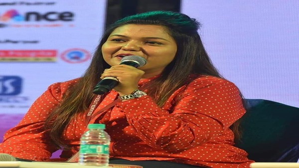 বিখ্যাত লেখিকার কুরুচিকর মিম বানিয়ে ভাইরাল করে বিপদে যুবক বিখ্যাত লেখিকার কুরুচিকর মিম বানিয়ে ভাইরাল করে বিপদে যুবক