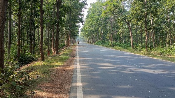 ঘটনাস্থলে বিশাল পুলিশ বাহিনী