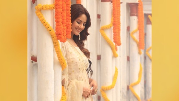 এসভিএফ মিউজিকের সঙ্গে একজোট হয়ে বসন্ত উৎসবে দর্শকদের উপহার তৃণা সাহার এসভিএফ মিউজিকের সঙ্গে একজোট হয়ে বসন্ত উৎসবে দর্শকদের উপহার তৃণা সাহার