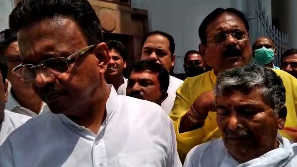 বিধানসভার বাইরে সরব ফিরহাদ