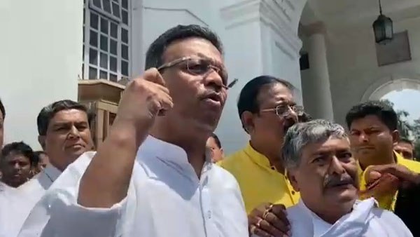 বাংলায় অরাজকতার ছবি শিরোনামে! বারবার কেন বিধানসভায় হামলা, উঠছে প্রশ্ন বাংলায় অরাজকতার ছবি শিরোনামে! বারবার কেন বিধানসভায় হামলা, উঠছে প্রশ্ন