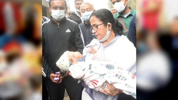 শিশুকে পরমস্নেহে কোলে তুলে নিলেন মমতা