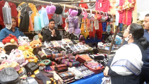 এক বৃদ্ধাকে দেখেই এগিয়ে যান মমতা, তারপর...