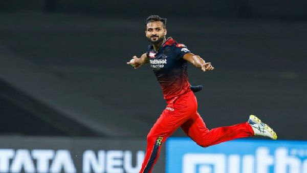 বল হাতে বিধ্বংসী হাসারঙ্গা, জ্বলে উঠলেন আকাশ-হর্ষল বল হাতে বিধ্বংসী হাসারঙ্গা, জ্বলে উঠলেন আকাশ-হর্ষল