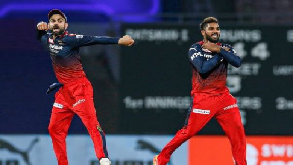 বল হাতে বিধ্বংসী হাসারঙ্গা, জ্বলে উঠলেন আকাশ-হর্ষল বল হাতে বিধ্বংসী হাসারঙ্গা, জ্বলে উঠলেন আকাশ-হর্ষল
